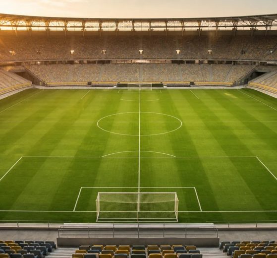 Campo de futebol profissional visto de uma arquibancada central