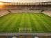 Campo de futebol profissional visto de uma arquibancada central
